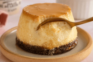 Mini chocoflan sin azúcar, un antojo saludable para disfrutar en tiempo récord