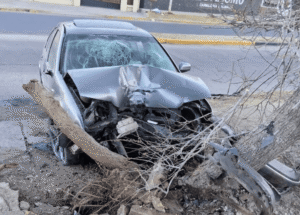 Tres heridos tras un fuerte choque en avenida Centenario: el conductor dio positivo de alcoholemia