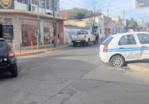 Un hombre resultó herido tras un choque entre un taxi y un auto en el centro de la ciudad 