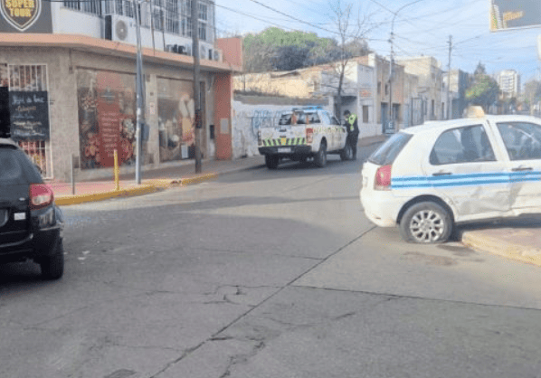Un hombre resultó herido tras un choque entre un taxi y un auto en el centro de la ciudad 