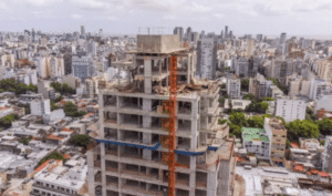 El costo de la construcción subió 2,1% en julio y en 2026 acumuló un alza de casi 20%