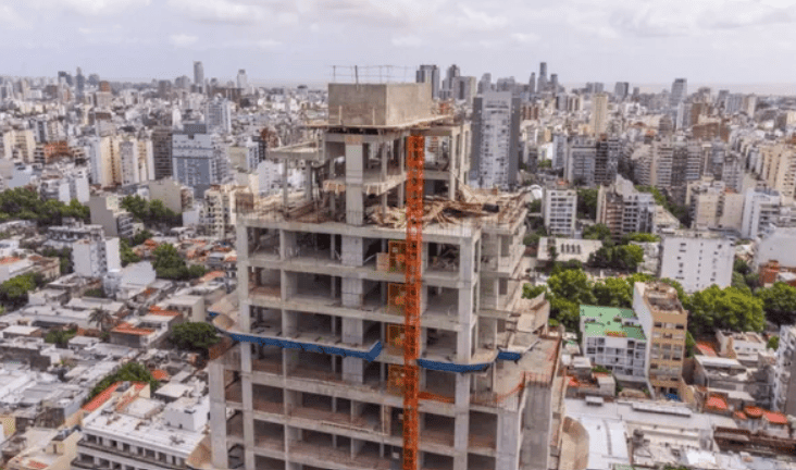 El costo de la construcción subió 2,1% en julio y en 2026 acumuló un alza de casi 20%