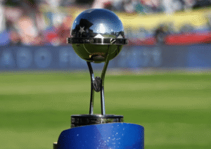 Los árbitros para la ida de octavos de la Copa Sudamericana: quién dirigirá a Boca, River y Tigre