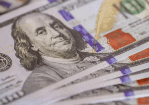 El dólar cerró la semana con una leve suba y por encima de los $1.500