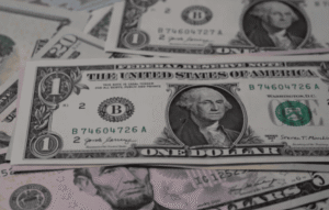 El dólar repuntó y se aleja del «techo» de $1.500