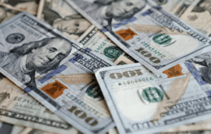 El dólar se sigue alejando de los $1.500 en el cierre de agosto