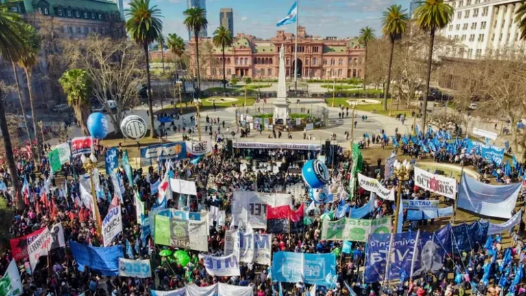 Miles de endeudados marcharon a Plaza de Mayo y reclamaron medidas al Gobierno