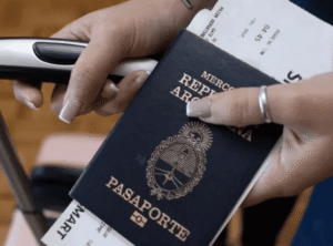 El Gobierno prohíbe el ingreso al país a quienes posterguen la renovación del pasaporte
