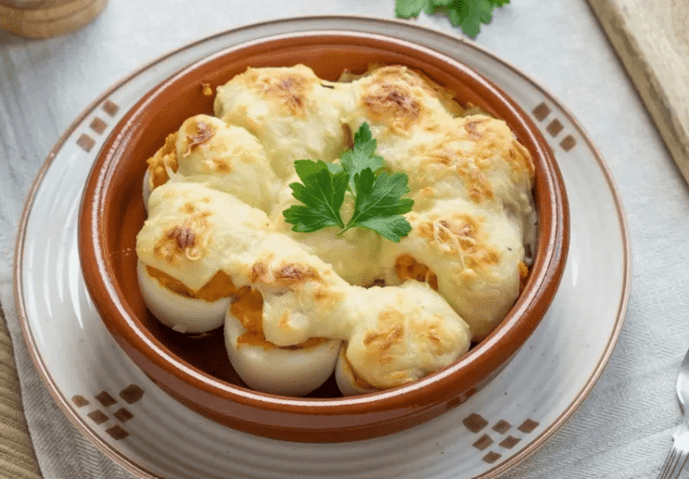 Huevos rellenos calientes y gratinados, una cena nutritiva y de gran sabor