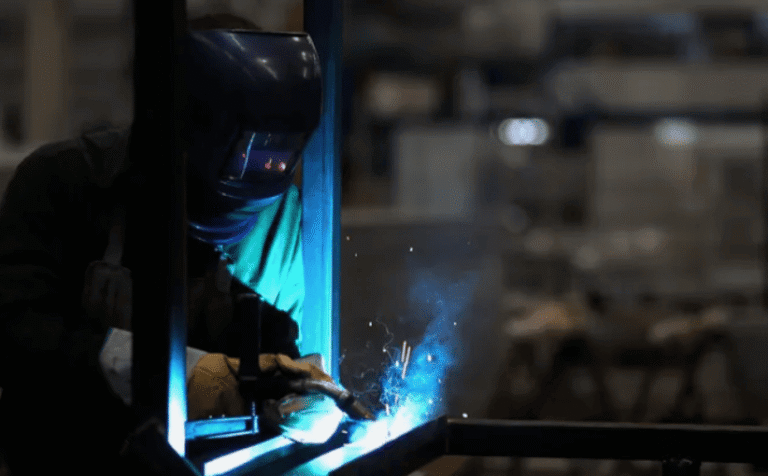 La industria rebotó en junio, pero acumula una caída del 2,2% en el semestre