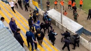 VIDEO | Violencia en la tribuna de Juventud: hinchas se enfrentaron a la dirigencia y un policía resultó herido
