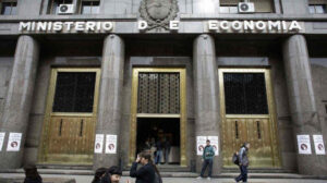 Marcha de endeudados al Ministerio de Economía: «Las tasas son usurarias»