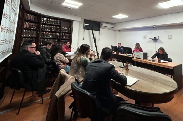 El Tribunal anuló medidas cautelares contra exfuncionarios y cuestionó a la jueza