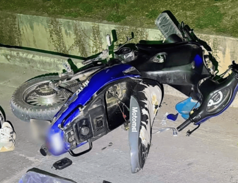 Un motociclista sufrió graves heridas tras caer a un canal de desagüe en Villa Mercedes