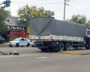 Una mujer resultó con graves heridas tras ser atropellada por un camión en avenida Lafinur 