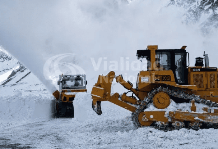 Mendoza: Vialidad trabaja para despejar la Ruta 7 tras nevadas de hasta 4 metros