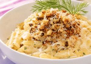Pasta con hierbas, crema y crocante de aceitunas, original y lista en 15 minutos