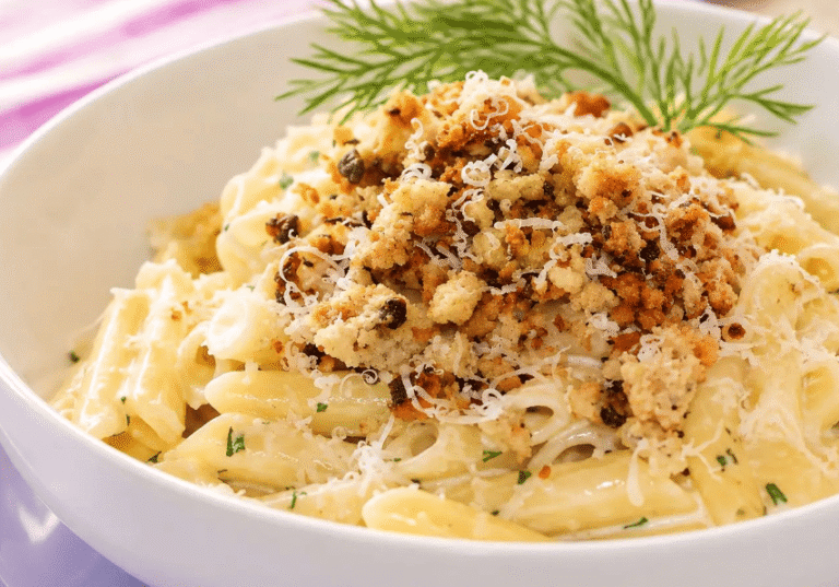Pasta con hierbas, crema y crocante de aceitunas, original y lista en 15 minutos