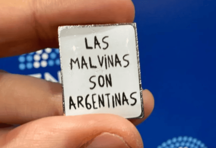 Ley de Inviolabilidad a la Propiedad Privada: el pin que lucen los senadores de UP durante la sesión