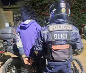 Intentó disparar contra un policía durante una persecución y terminó detenido