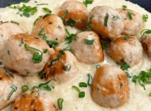 Albóndigas de pollo al verdeo con puré aligot, la combinación que nunca falla
