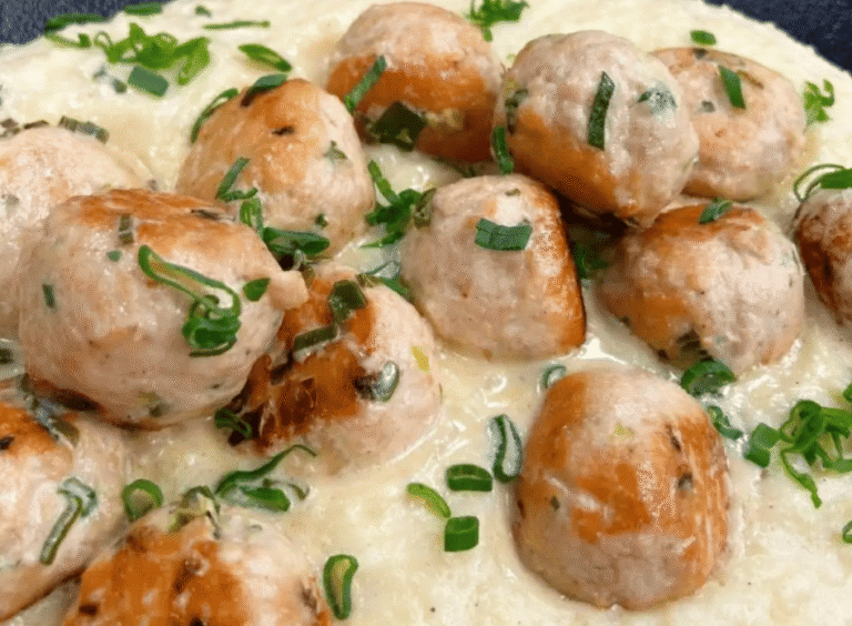 Albóndigas de pollo al verdeo con puré aligot, la combinación que nunca falla