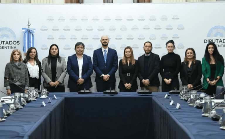 Oficialismo y oposición impulsan una Asamblea Legislativa para recibir al papa León XIV