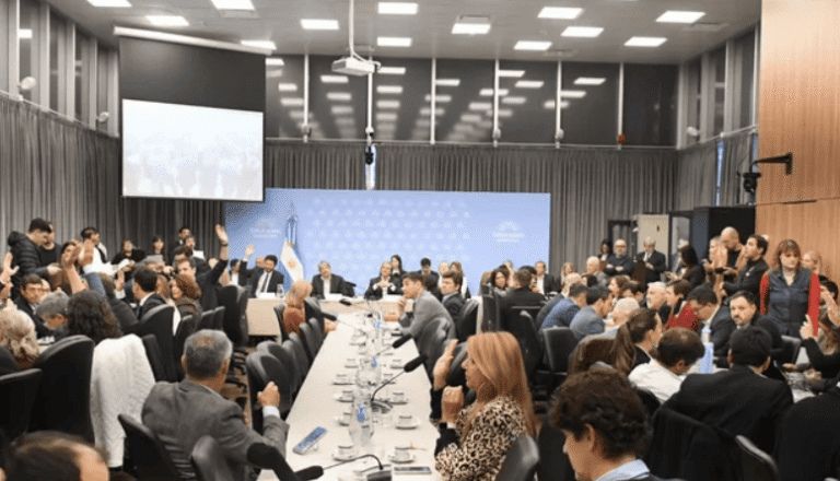 La oposición presiona al Gobierno por la morosidad y convoca a una sesión en Diputados