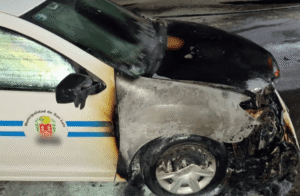 Se incendió un taxi en la calle Don Bosco y avenida Eva Perón: no hubo heridos 