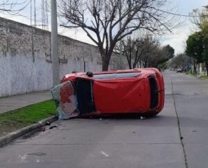 Un adolescente de 17 chocó y volcó en Villa Mercedes: manejaba borracho