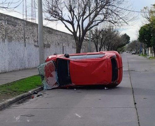 Un adolescente de 17 chocó y volcó en Villa Mercedes: manejaba borracho