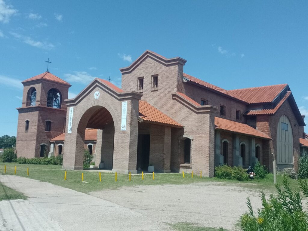 VIDEO | Rompen vidrios y dañan imágenes: refuerzan la seguridad en una iglesia de Merlo