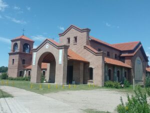 VIDEO | Rompen vidrios y dañan imágenes: refuerzan la seguridad en una iglesia de Merlo