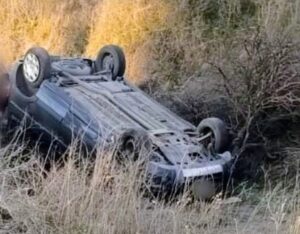 Los Molles: un hombre de 73 años resultó herido tras volcar con su auto en la Autopista 25 de Mayo