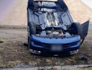 Una mujer volcó con su auto en avenida Santos Ortiz y terminó hospitalizada