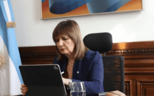 En plena interna, Patricia Bullrich le envió un irónico mensaje a Javier Milei con un tema de Lali Espósito