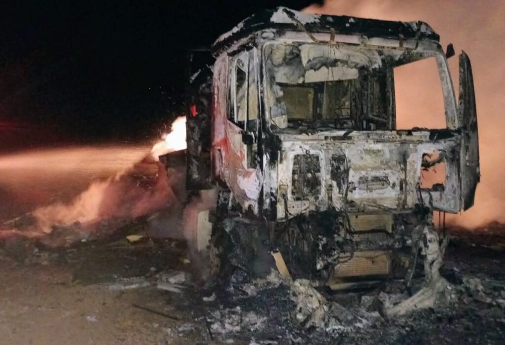 Restos del camión tras el incendio