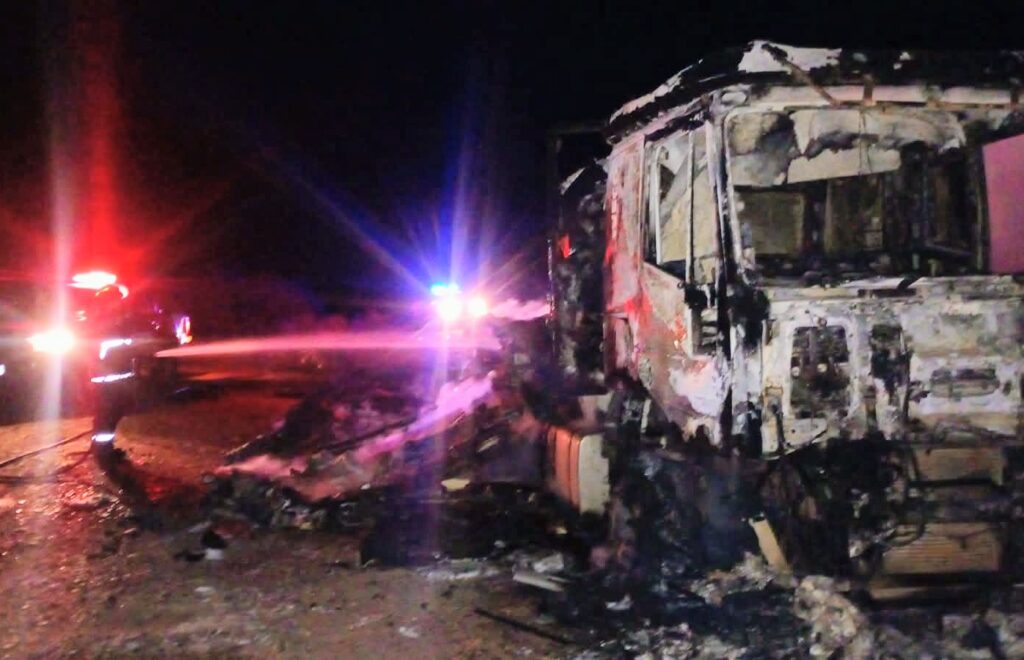 Semirremolque destruido por el fuego