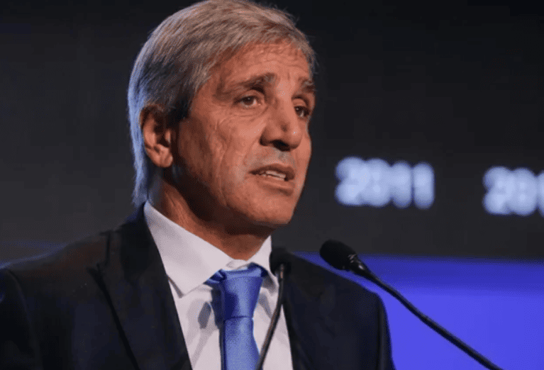 Denunciaron a Caputo por una empresa vinculada a una petrolera sancionada por operar en Malvinas