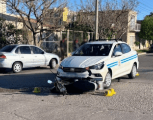 Una mujer y una niña resultaron heridas tras un choque entre una moto y un taxi en San Luis