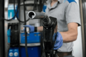 Para evitar su impacto en la inflación postergan otra vez la actualización de los impuestos a los combustibles