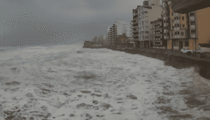Alerta naranja en la Costa Atlántica: una fuerte sudestada dejó destrozos