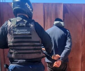 Violó una restricción de acercamiento a su expareja, escapó en moto y fue detenido