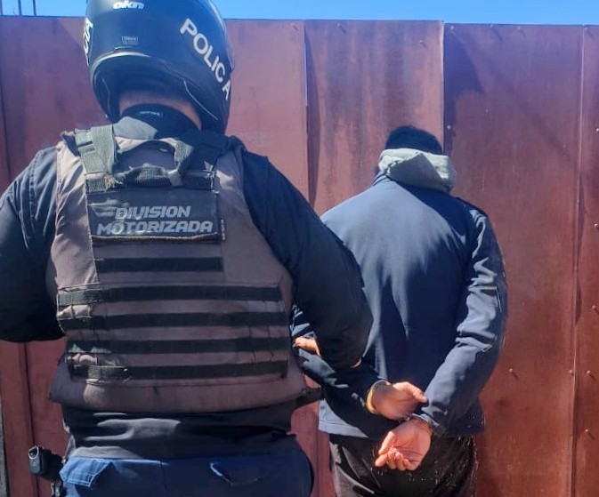 Violó una restricción de acercamiento a su expareja, escapó en moto y fue detenido