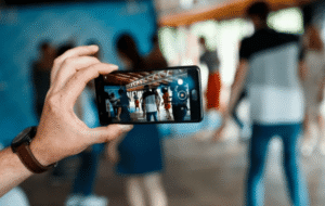 Los estudiantes secundarios pasan más de 6 horas por día con el celular y ya afecta su salud mental