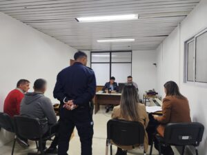 Un expolicía irá a la cárcel tras ser acusado de amenazar y hostigar a su expareja