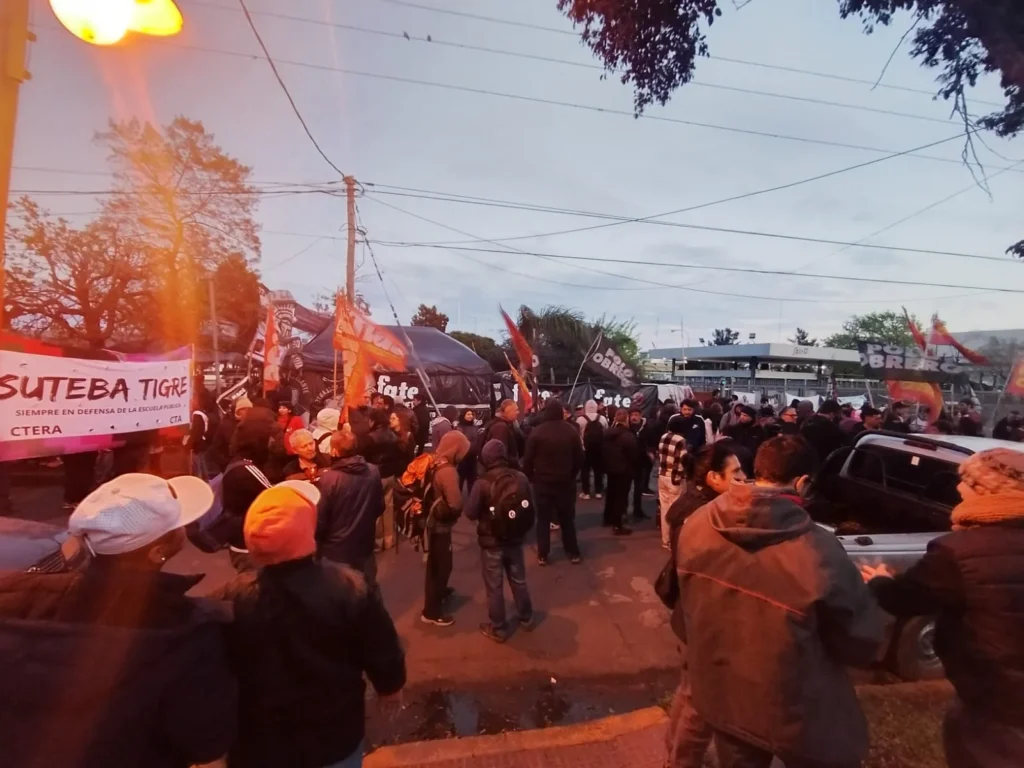 VIDEO | Trabajadores de FATE resisten una orden judicial de desalojo