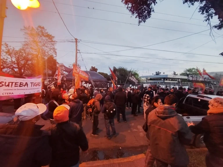 VIDEO | Trabajadores de FATE resisten una orden judicial de desalojo