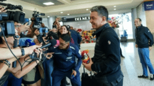 Marcelo Gallardo llegó a Ecuador y recibió un insólito regalo: «Un muñeco para otro Muñeco»