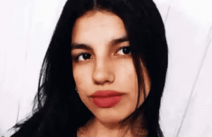 Una jueza ordenó que una adolescente acusada de asesinar a su compañera continúe la escuela y vaya a terapia